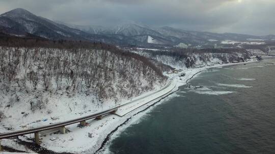 日本北海道知床半岛海岸线公路风光