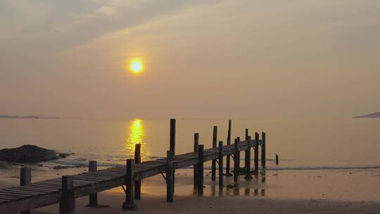 日出日落，阳光照在海面，独木桥太美了