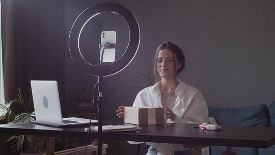 女孩录快递开箱视频