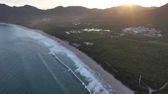 夕阳下的深圳西涌海岸线、沙滩海浪浪花航拍