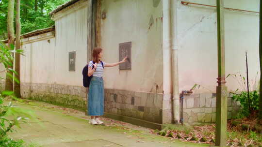 女孩漫步竹林欣赏乡村田间风景