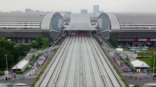 大型建筑和路上的交通