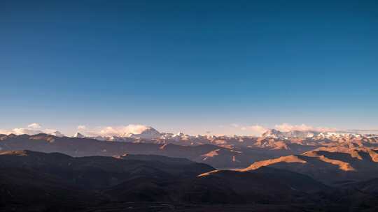 珠穆朗玛峰日照金山