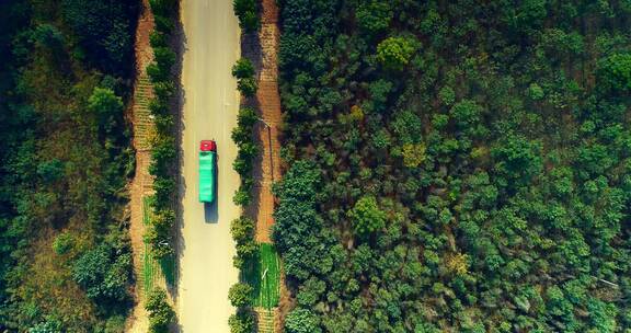 航拍丛林道路上行驶的汽车