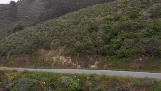 山边公路旅行的无人机镜头