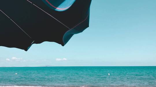 遮阳伞下拍摄海洋