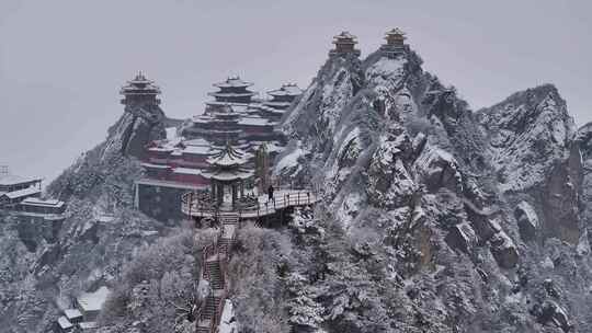 3倍渐远半环绕老君山主峰道观群雪景