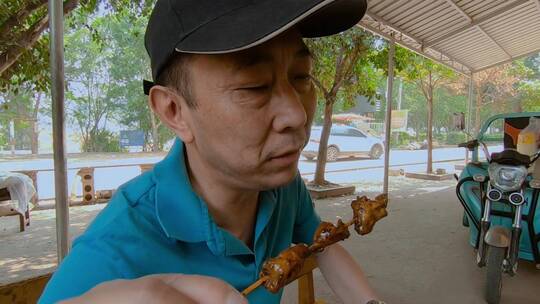 中缅边境烧烤摊吃肉喝酒撸串特写视频