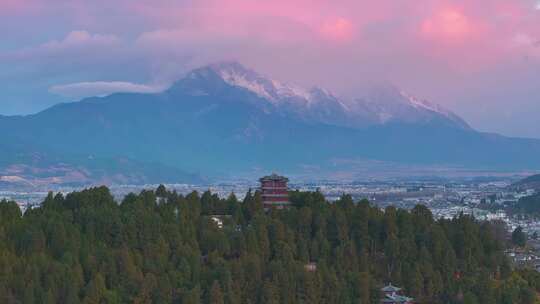 丽江古城玉龙雪山同框航拍