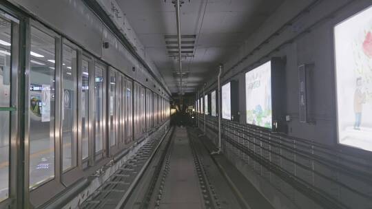 无人驾驶地铁进站驾驶舱视角视频素材模板下载