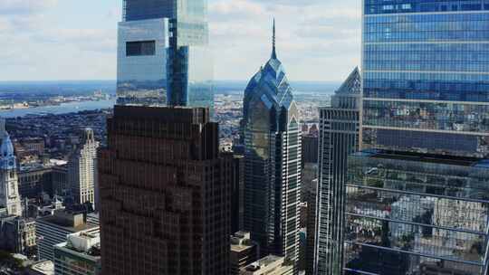城市空中摩天大楼镜面窗户反射的建筑物