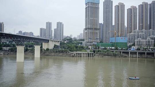 重庆嘉陵江乘坐地铁欣赏外面的风景