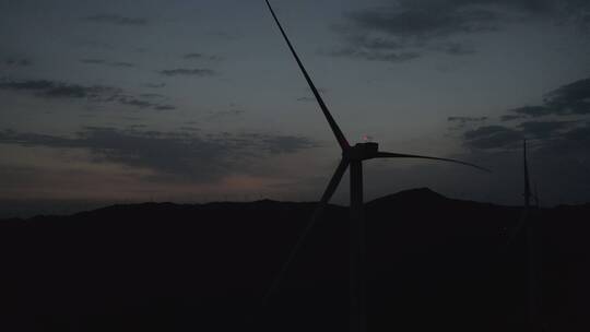 凌晨无人机穿过风机叶片（大疆d-log素材）视频素材模板下载