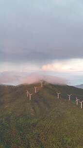 竖屏航拍连绵起伏山川迷雾