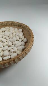 白底白色的芸豆豆子