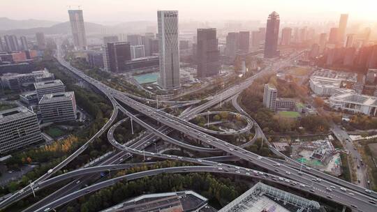 航拍夕阳下杭州市区道路