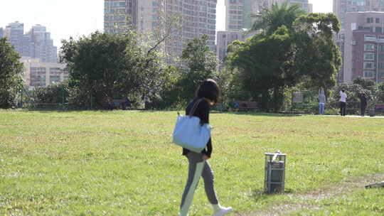 香港油麻地水务休憩花园清晨锻炼的人