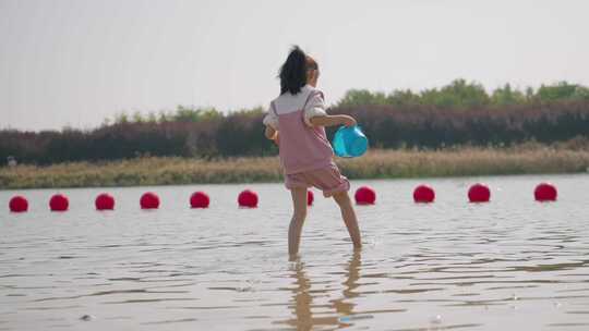 儿童孩子沙滩玩水河边湖边危险玩耍淌水视频素材模板下载