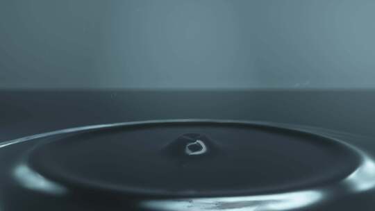 干净水滴慢速镜头 3D动画视频素材