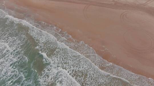 海滩上的海浪