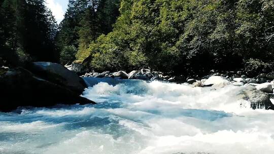 湍急的河水