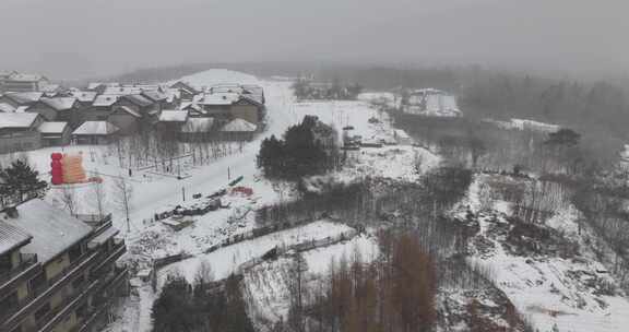 被雪覆盖的屋顶及周边环境景象