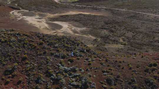 火山口，火山岩，人，徒步旅行