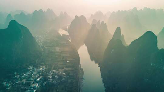 桂林山水风光航拍延时，阳光与喀斯特山峰