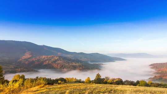 美丽的风景与丘陵和山