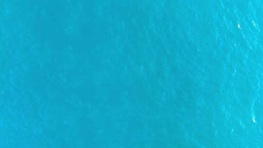 晴天捕捉的宁静蓝色海水。