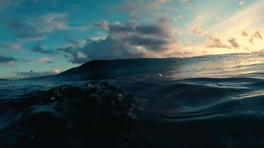 海面海水翻滚海浪