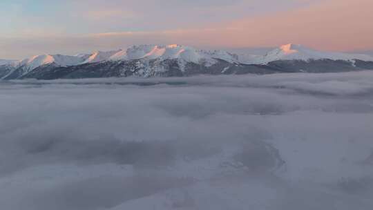 航拍冬季清晨的新疆喀纳斯雪景和日照金山视频素材模板下载