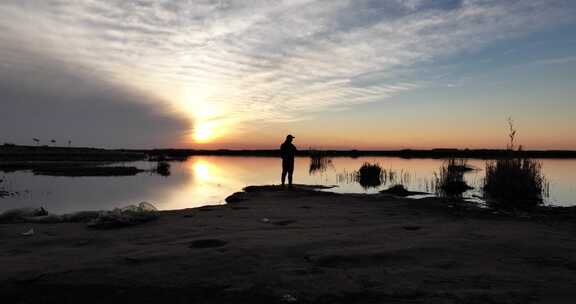 乌梁素海夕阳下人物剪影