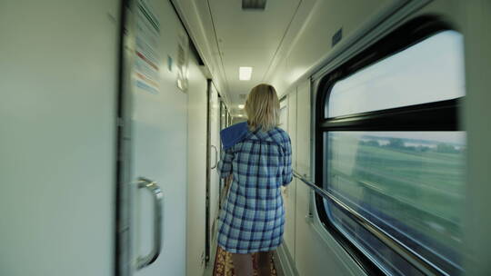 沿着列车车厢行走的女孩