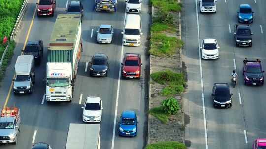 无人驾驶飞机捕捉高速公路道路交通堵塞。