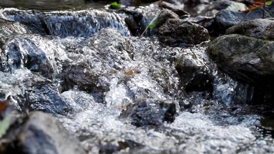 矿泉水水源慢镜头