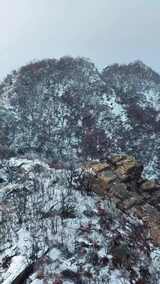 航拍威海市环翠区里口山冬季下雪山野雪景高清在线视频素材下载