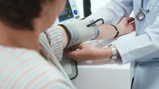 医生正在为病人测量血压