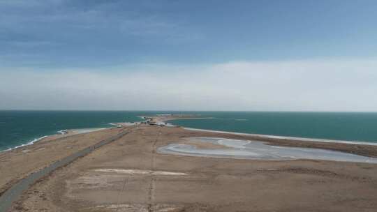 青海海南青海湖天空小路湖面航拍视频