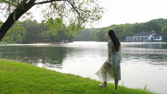 美女在湖边散步