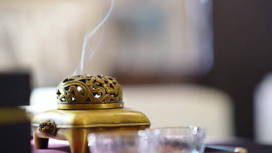 客厅茶几上精致铜香炉
