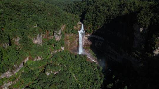 山区瀑布视频云南深山原始森林里的大瀑布