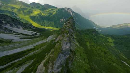 FPV航拍巍峨的山峰山脉峡谷无人机俯冲下山