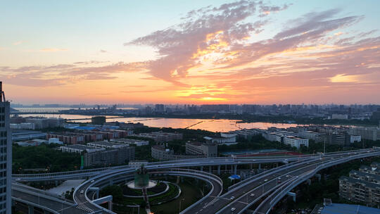 航拍城市夕阳晚霞落日天空与交通道路车流