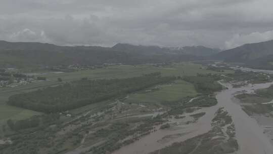 青藏高原门源航拍云海草山河流树林湿地