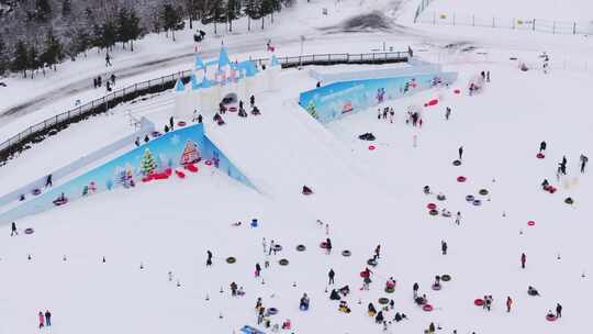 四川成都西岭雪山的轮胎滑雪航拍合集