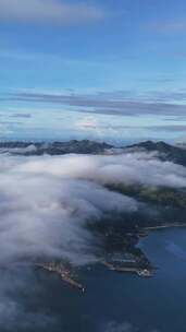 竖屏航拍广东汕头南澳岛海上岛屿清晨云海