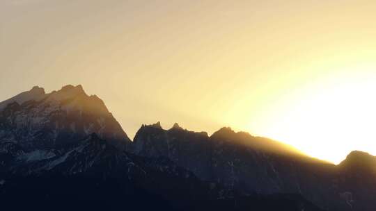 清晨的阳光照耀在哈巴雪山山顶