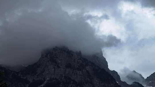 阿尔巴尼亚阿尔卑斯山山顶上的TIme Lapse雾