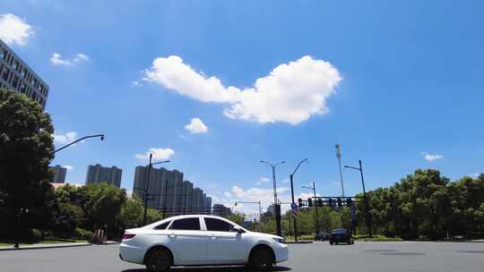 城市马路蓝天白云唯美空镜头视频素材模板下载